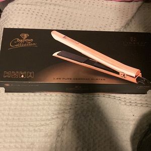 Used once,Rosegold,ceramic plates,up to 450%has a cool tip,color & heating safe!